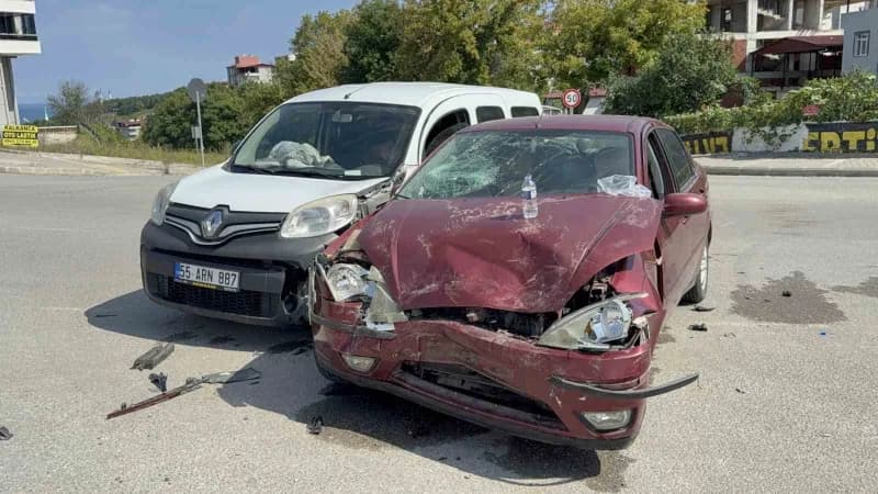 İlkadım ilçesinde otomobil ile hafif ticari aracın çarpıştığı kazada 2 kişi yaralandı
