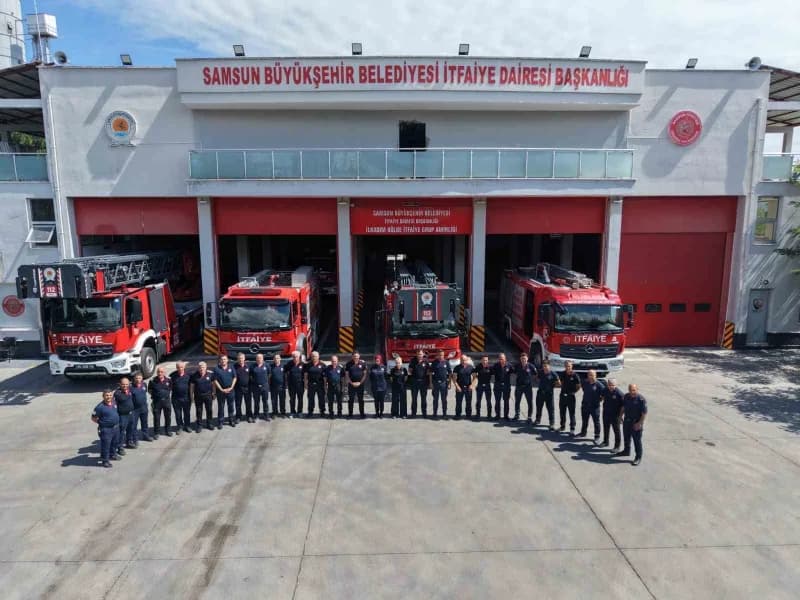 Samsun İtfaiyesi ekipleri yangın ve kurtarma operasyonu sırasında görev başında