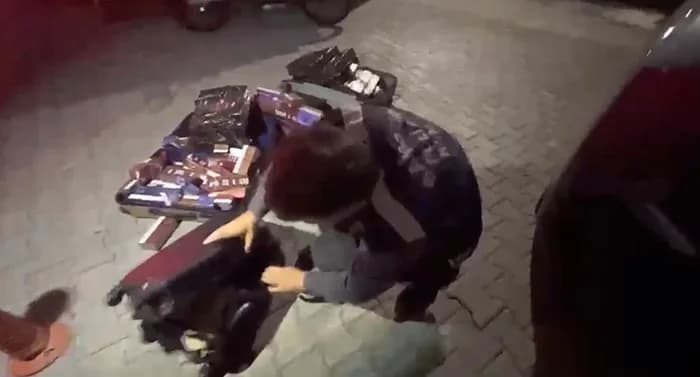 Samsun’da polis ekipleri tarafından düzenlenen kaçak tütün mamulleri operasyonunda ele geçirilen ürünler