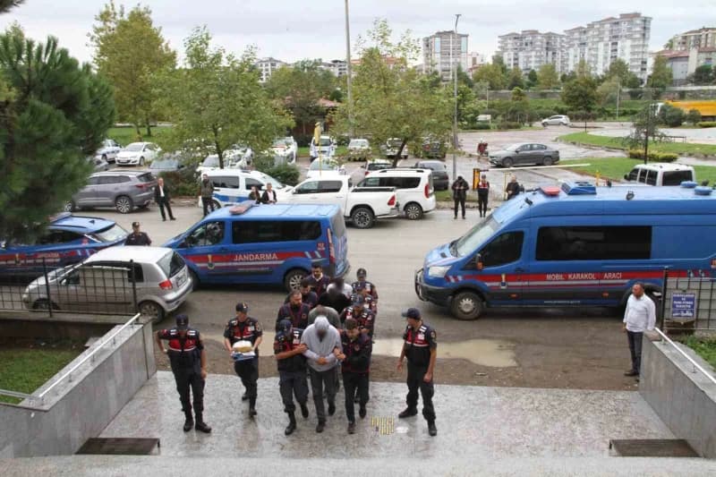 Samsun'un Çarşamba ilçesinde, 73 yaşındaki Erol Keskin'in "Kargo" yalanıyla kandırılarak adına 17 milyon liralık senet d