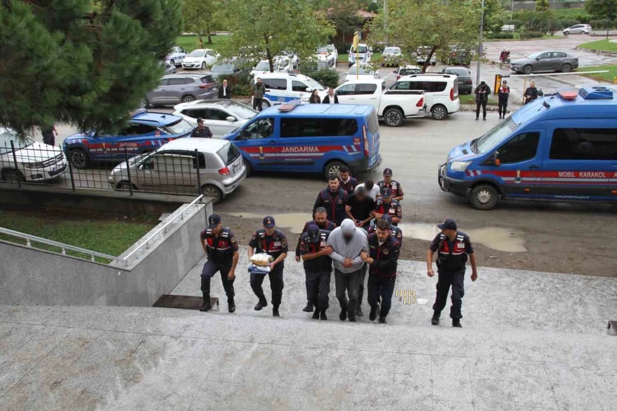 Samsun'un Çarşamba ilçesinde, 73 yaşındaki Erol Keskin'in "Kargo" yalanıyla kandırılarak adına 17 milyon liralık senet d