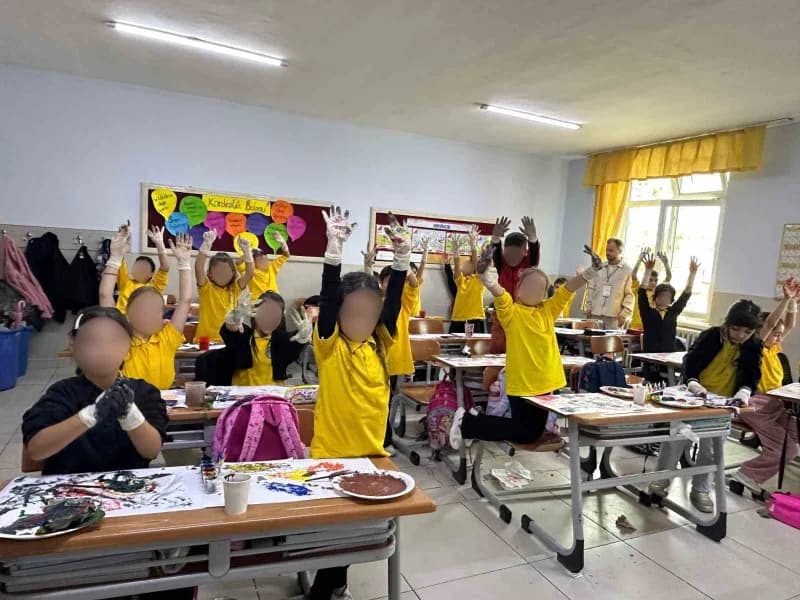 Samsun Tekkeköy Büyüklü İlkokulu'nda düzenlenen Köyden Bilime projesi kapanış sergisinden öğrencilerin eserleri