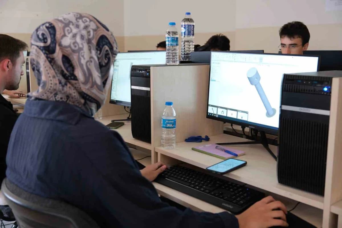 Programın tamamlanmasının ardından düzenlenen törende, eğitime katılan öğrencilere sertifikaları takdim edildi.