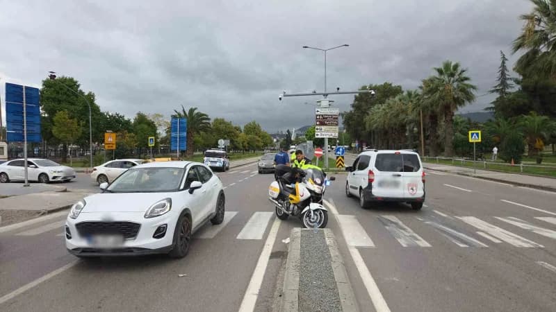 Samsun’da annesiyle birlikte yaya geçidinden karşıya geçen 6 yaşındaki çocuğa çarpan motosiklet sürücüsü olay yerinden k