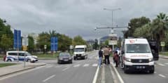 Samsun İlkadım'da yaya geçidinde motosikletin çarptığı çocuk ambulansa taşınıyor