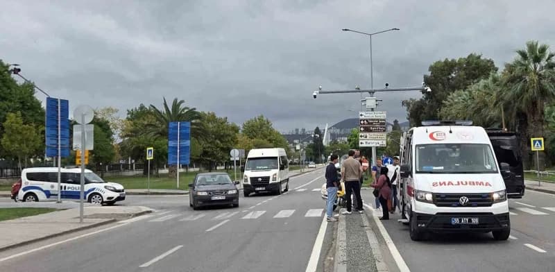 Samsun İlkadım'da yaya geçidinde motosikletin çarptığı çocuk ambulansa taşınıyor