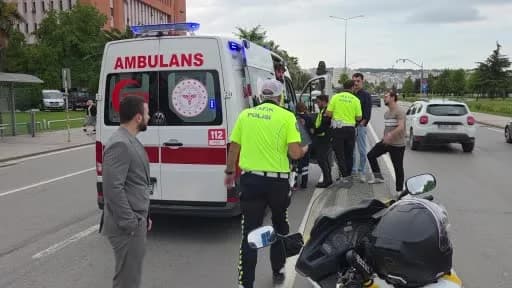 Samsun İlkadım'da yaya geçidinde motosikletin çarptığı çocuk ambulansa taşınıyor