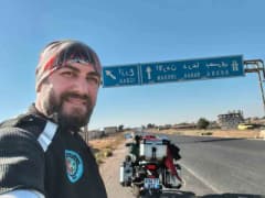 Samsunlu Hüseyin Selahattin Bilgin motosikletle Mekke’ye yaptığı umre yolculuğunda motosikletiyle poz veriyor