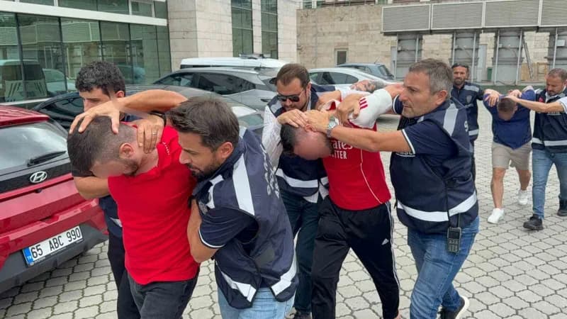 Samsun'da polis ekipleri tarafından saklandığı evde silahlarla yakalanan hükümlü ve beraberindekilere ait operasyon görü