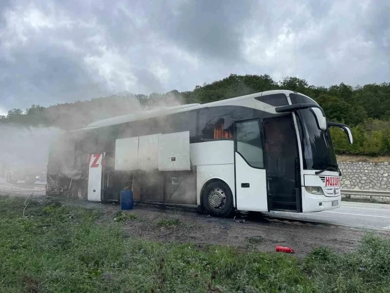 Samsun'da seyir halindeki yolcu otobüsünün arka kısmında yangın çıktı.