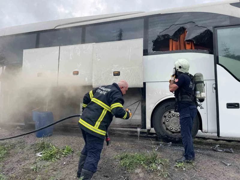 Yangının fark edilmesi üzerine otobüsteki yolcular tahliye edilirken, olay yerine Samsun Büyükşehir Belediyesi itfaiye e