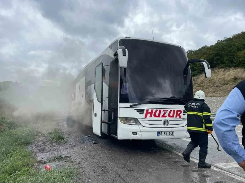 Yangının fark edilmesi üzerine otobüsteki yolcular tahliye edilirken, olay yerine Samsun Büyükşehir Belediyesi itfaiye e