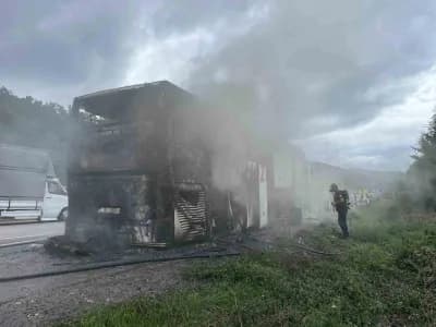 Samsun Kavak ilçesinde seyir halindeki yolcu otobüsünün arka kısmında çıkan yangına müdahale eden itfaiye ekipleri
