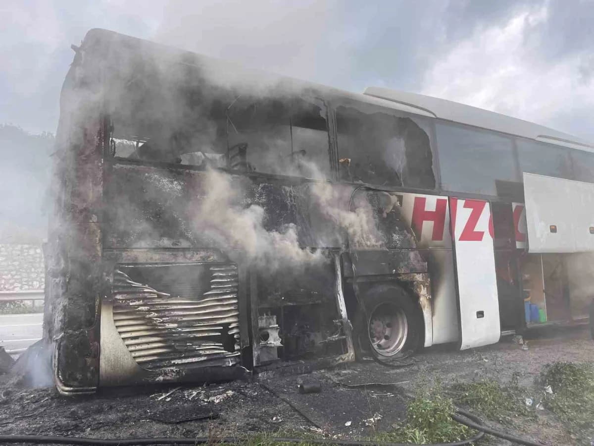 Samsun'da seyir halindeki yolcu otobüsünün arka kısmında yangın çıktı.