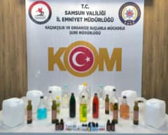 Samsun Atakum ilçesinde sahte içki operasyonunda ele geçirilen etil alkol ve içki yapım malzemeleri