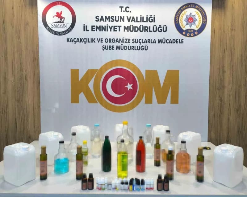 Samsun Atakum ilçesinde sahte içki operasyonunda ele geçirilen etil alkol ve içki yapım malzemeleri
