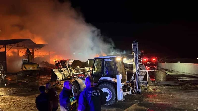 Samsun’da bir çiftlikte saman deposunda çıkan yangın ve müdahale eden itfaiye ekipleri