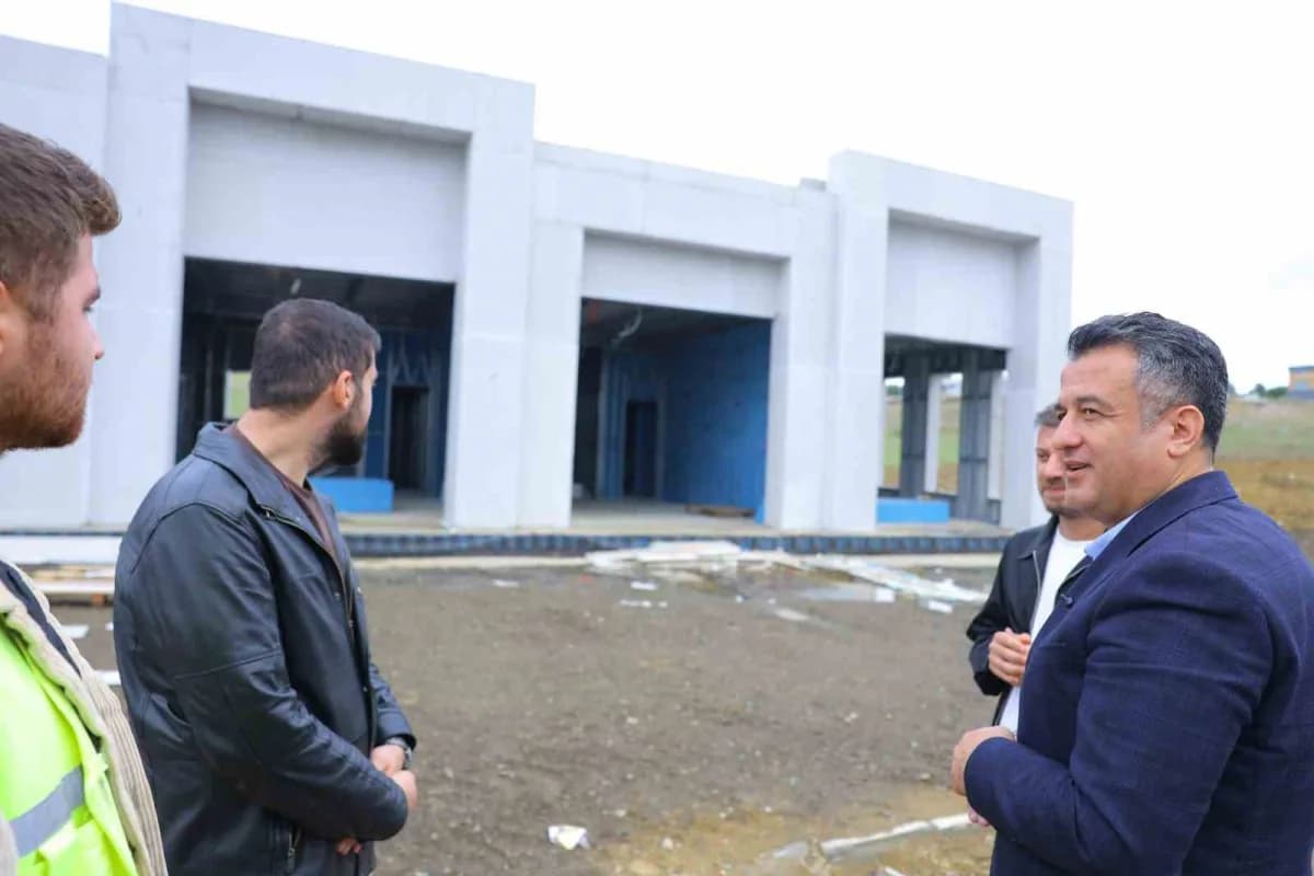Samsun Büyükşehir Belediye Başkanı Halit Doğan Toybelen Sanayi Sitesi’nde esnafla görüşüyor