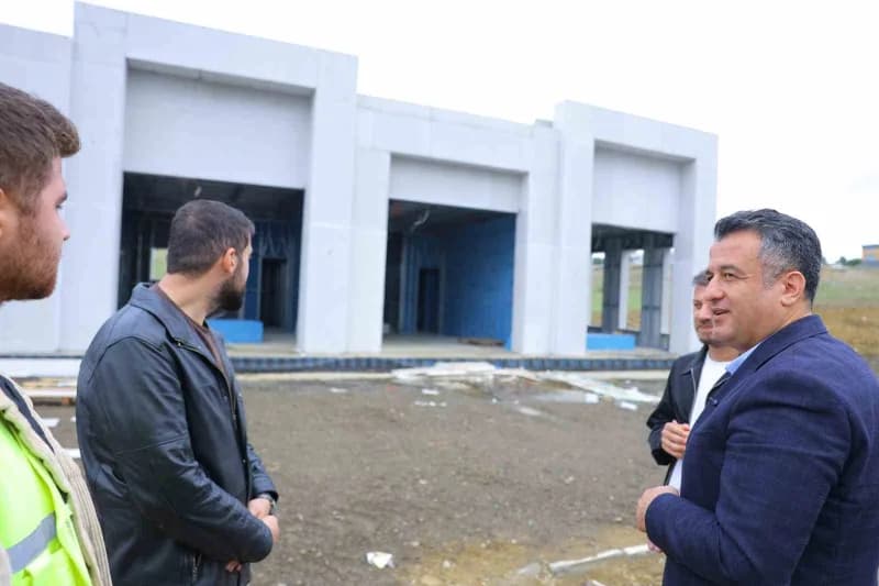 Samsun Büyükşehir Belediye Başkanı Halit Doğan Toybelen Sanayi Sitesi’nde esnafla görüşüyor