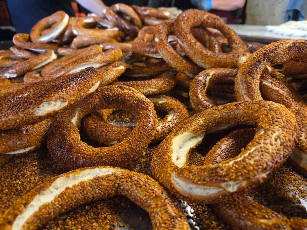 Samsun'da simit tezgahında satılan simitlerin görüntüsü
