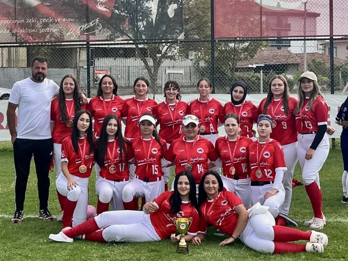 Samsun Büyükşehir Belediye Spor Kulübü Softbol Takımı Türkiye Şampiyonası’nda mücadele ederken