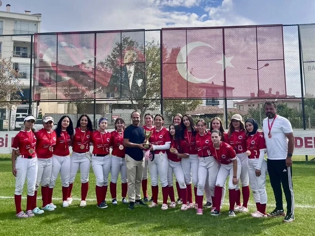 Büyükşehir Belediye Spor Kulübü Softbol Takımı, Ankara’da düzenlenen Softbol Büyükler Türkiye Şampiyonası’nda Türkiye üç