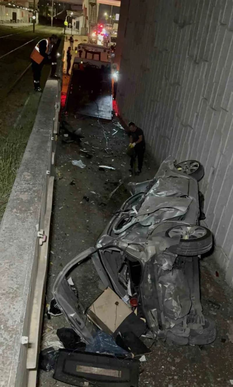 Samsun’un İlkadım ilçesinde otomobilin kamyonete çarpıp takla atarak hurdaya döndüğü kazada kazada 2 kişi yaralandı.