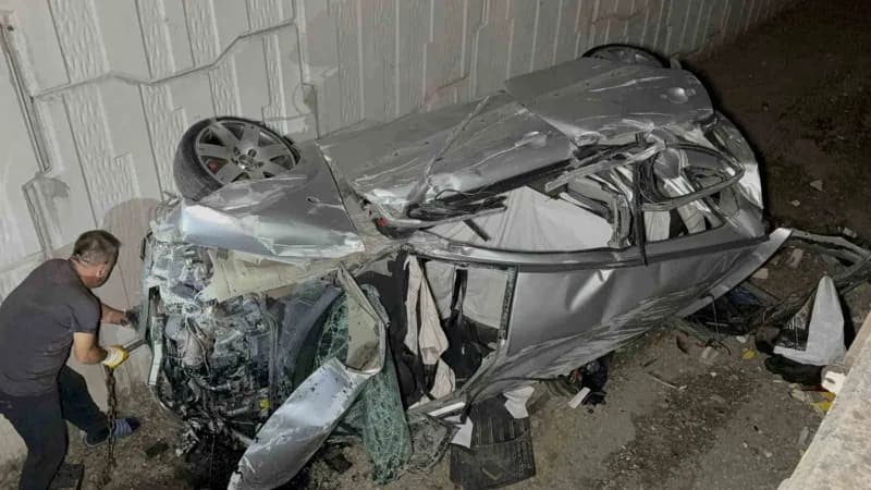 Samsun’un İlkadım ilçesinde otomobilin kamyonete çarpıp takla atarak hurdaya döndüğü kazada kazada 2 kişi yaralandı.