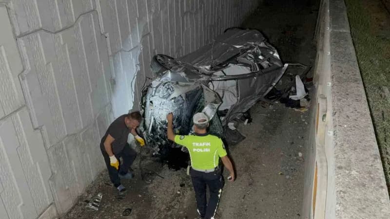 Samsun’un İlkadım ilçesinde otomobilin kamyonete çarpıp takla atarak hurdaya döndüğü kazada kazada 2 kişi yaralandı.