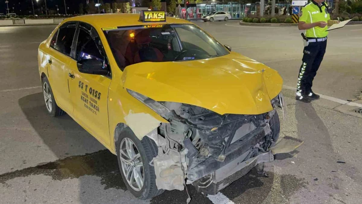 Samsun İlkadım ilçesinde kavşakta çarpışan iki ticari taksi ve olay yeri