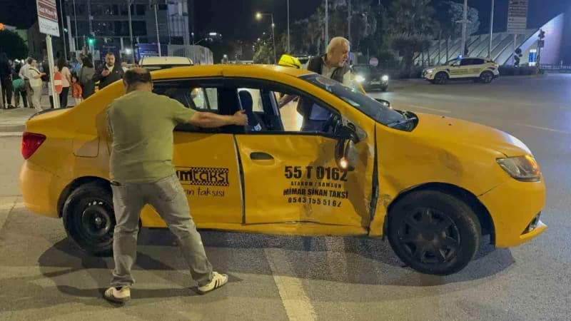 Samsun’un İlkadım ilçesinde iki taksinin çarpışması sonucu meydana gelen kazada 2 sürücü yaralandı.