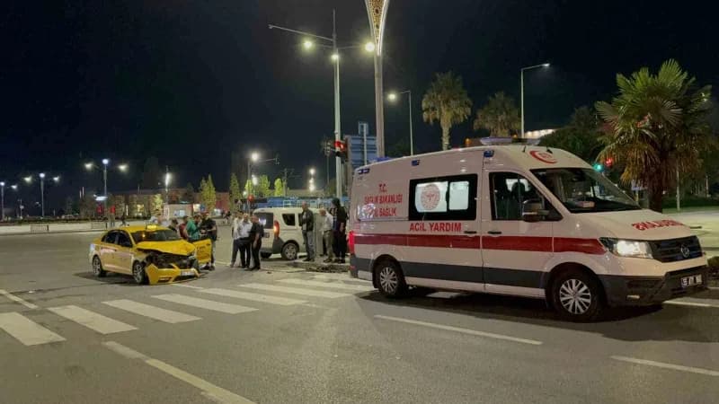 Samsun’un İlkadım ilçesinde iki taksinin çarpışması sonucu meydana gelen kazada 2 sürücü yaralandı.