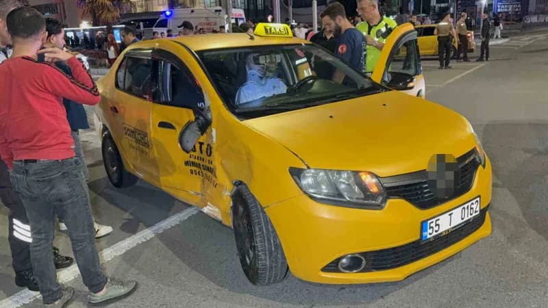 Samsun’un İlkadım ilçesinde iki taksinin çarpışması sonucu meydana gelen kazada 2 sürücü yaralandı.