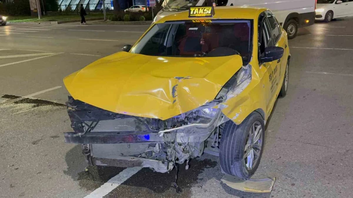 Samsun’un İlkadım ilçesinde iki taksinin çarpışması sonucu meydana gelen kazada 2 sürücü yaralandı.