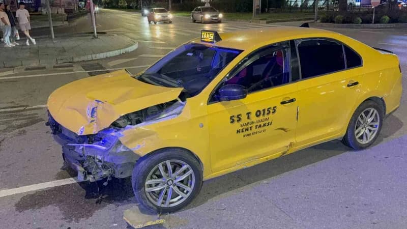 Samsun’un İlkadım ilçesinde iki taksinin çarpışması sonucu meydana gelen kazada 2 sürücü yaralandı.
