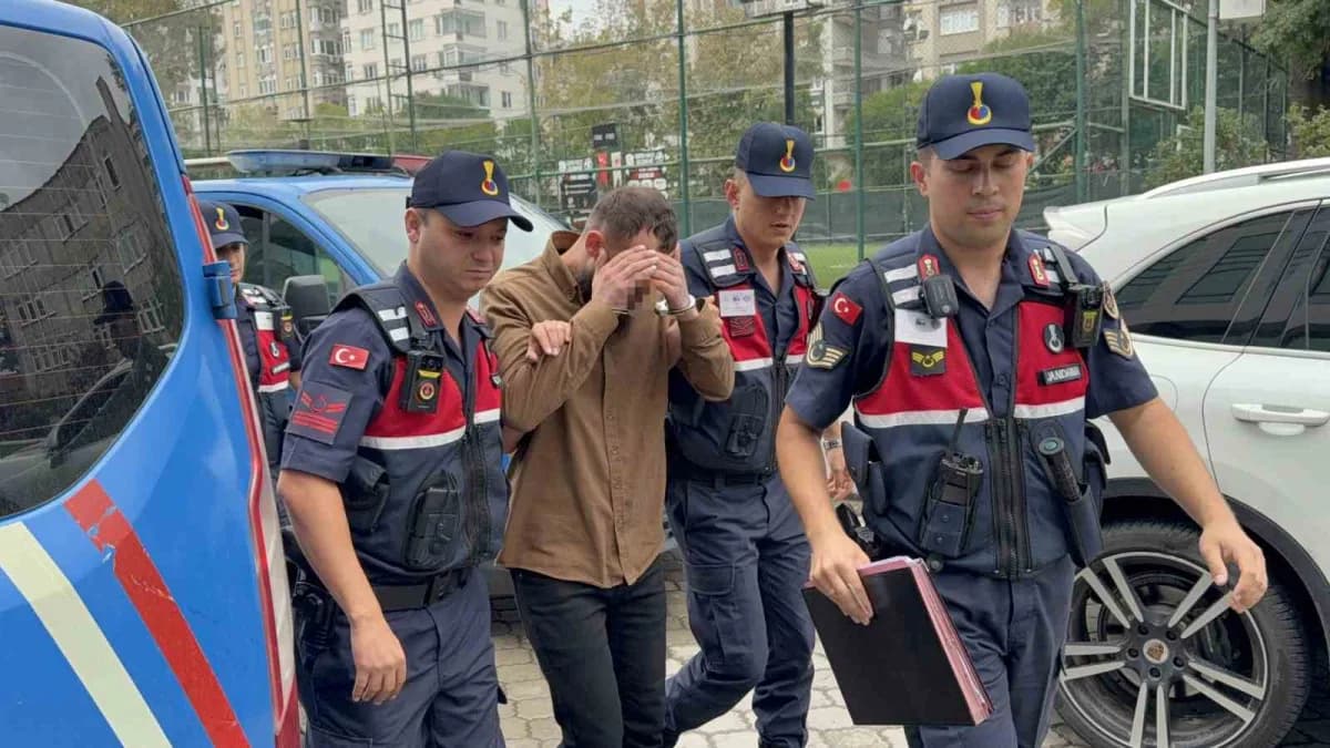 Samsun’un Tekkeköy ilçesinde Jandarma ekiplerinin düzenlediği uyuşturucu operasyonunda 1395 adet sentetik ecza hap, bir