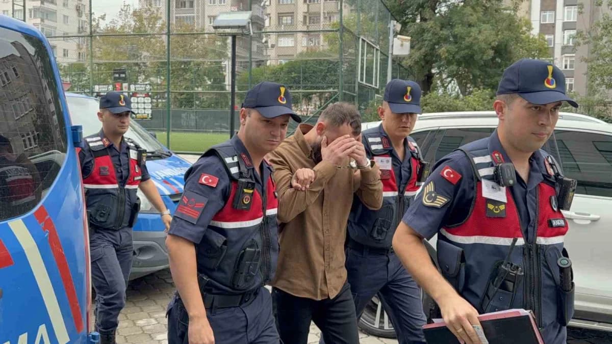 Samsun Tekkeköy'de jandarma ekiplerinin uyuşturucu operasyonunda ele geçirilen sentetik ecza haplar ve metamfetamin