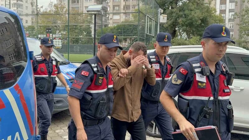 Samsun Tekkeköy'de jandarma ekiplerinin uyuşturucu operasyonunda ele geçirilen sentetik ecza haplar ve metamfetamin
