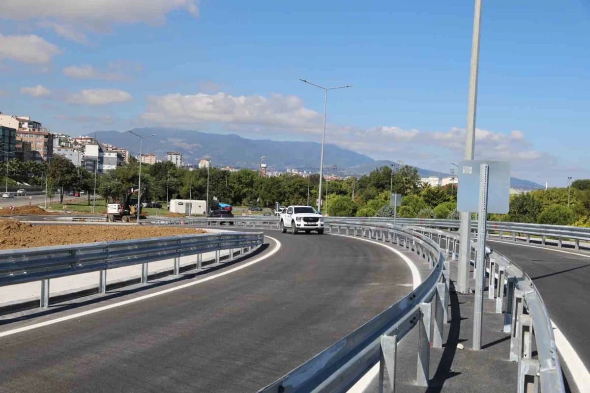 Kenan Şara Köprülü Kavşağı projesi kapsamında, daha önce tramvay hattı nedeniyle kara yolu geçişinin mümkün olmadığı Bar