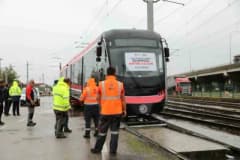 Samsun Tekkeköy SAMULAŞ depo sahasında yeni tramvayın raya indirilme anı