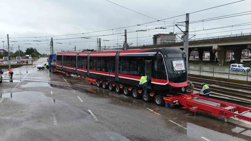 Karayoluyla iki parça halinde kente getirilen tramvay, Tekkeköy ilçesindeki SAMULAŞ a.ş.’ye ait depo sahasında raya indi