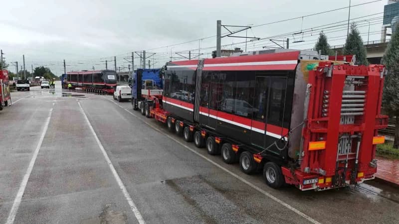 Karayoluyla iki parça halinde kente getirilen tramvay, Tekkeköy ilçesindeki SAMULAŞ a.ş.’ye ait depo sahasında raya indi