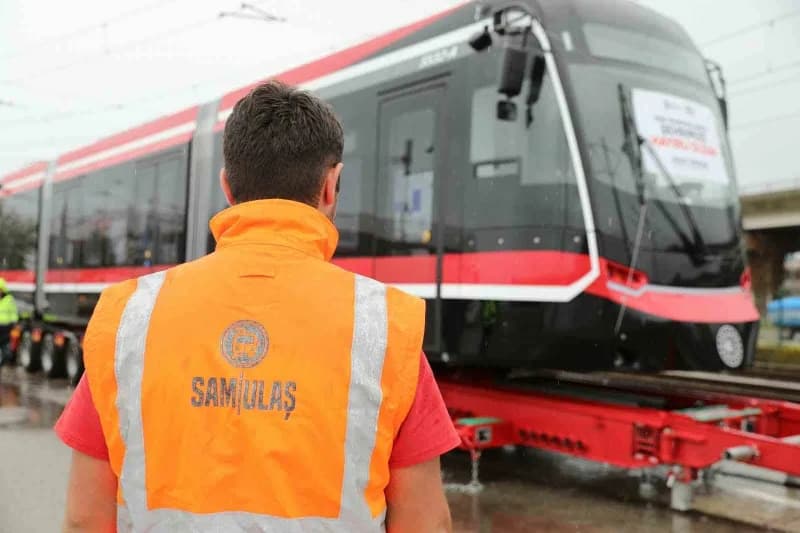 Karayoluyla iki parça halinde kente getirilen tramvay, Tekkeköy ilçesindeki SAMULAŞ a.ş.’ye ait depo sahasında raya indi