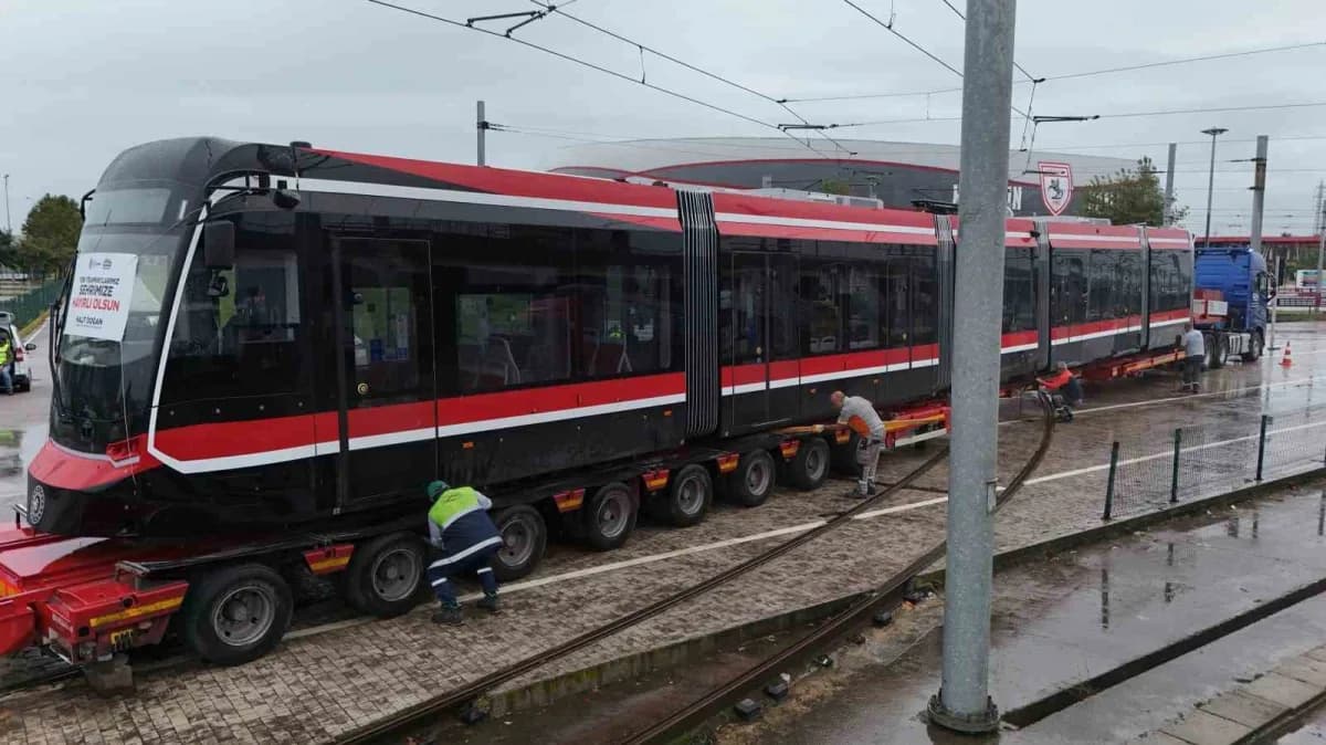 Karayoluyla iki parça halinde kente getirilen tramvay, Tekkeköy ilçesindeki SAMULAŞ a.ş.’ye ait depo sahasında raya indi