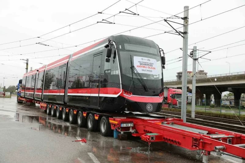 Karayoluyla iki parça halinde kente getirilen tramvay, Tekkeköy ilçesindeki SAMULAŞ a.ş.’ye ait depo sahasında raya indi
