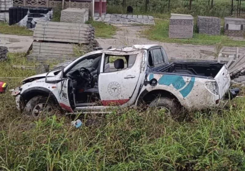 Samsun Terme ilçesinde organ nakli için görev yapan UMKE aracının kaza yaptığı yol ve elektrik direği