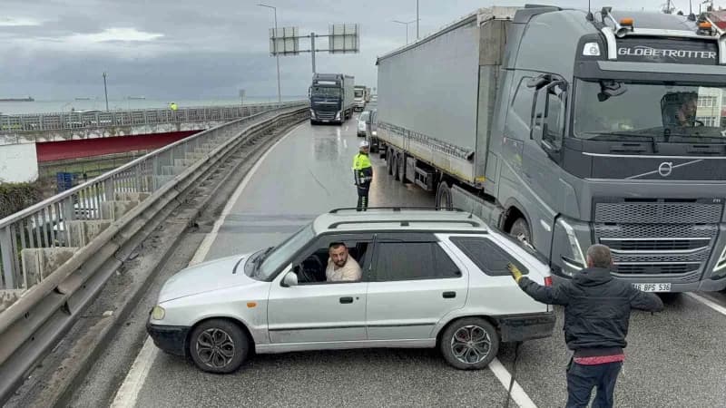 Samsun'da viyadükte iki otomobilin karıştığı trafik kazası maddi hasarla atlatıldı