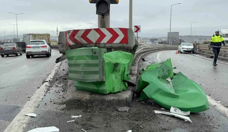 Samsun Canik ilçesinde viyadük üzerinde meydana gelen trafik kazasında hasar gören iki otomobil