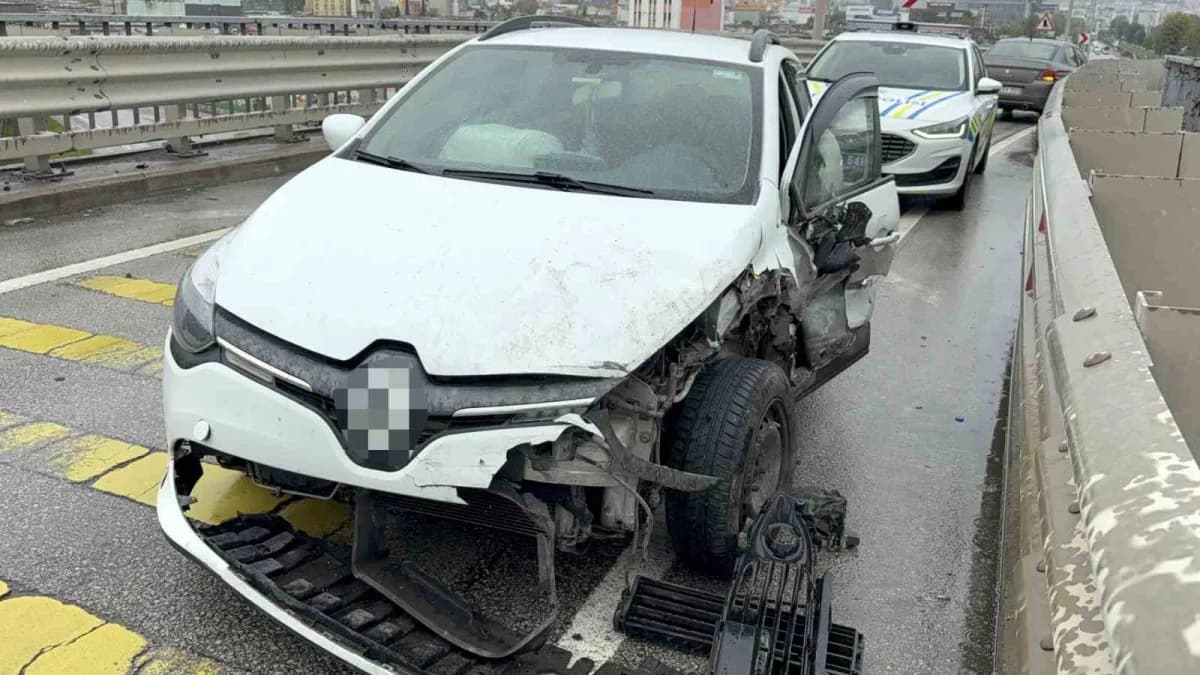 Samsun'da viyadükte iki otomobilin karıştığı trafik kazası maddi hasarla atlatıldı