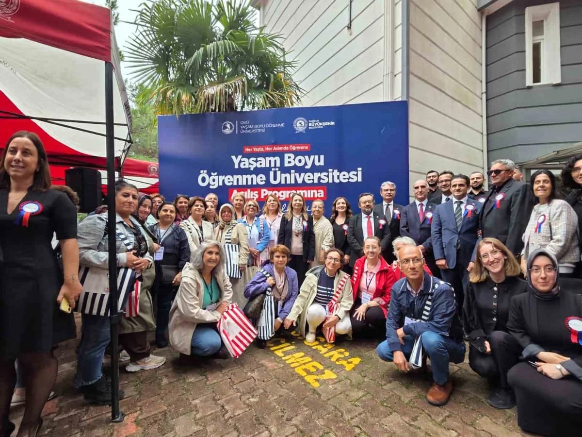 Samsun’da açılan Yaşam Boyu Öğrenme Üniversitesi açılış töreninden katılımcılar ve konuşmacılar